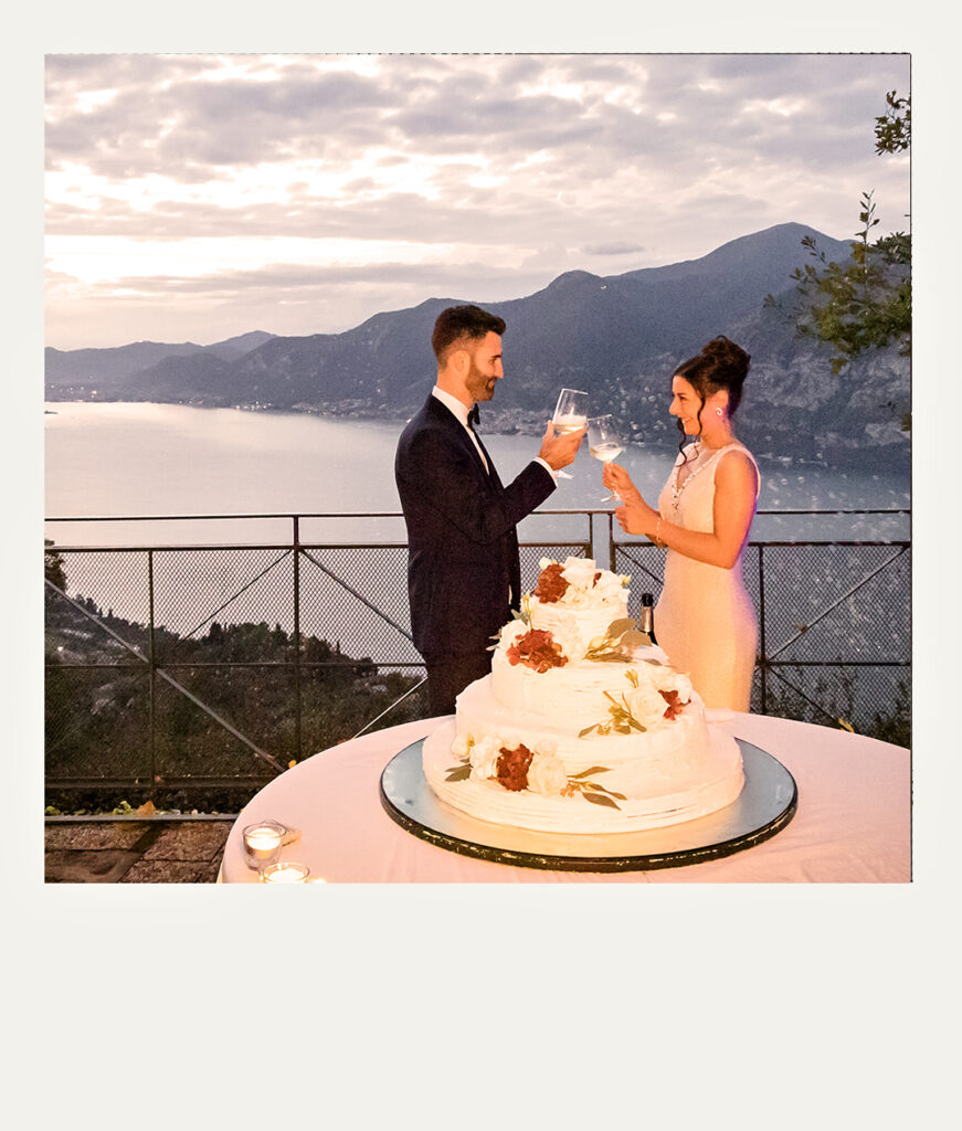 Sposi che brindano lago d'Iseo