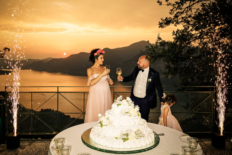 La Torta Nuziale e la Festa: Il Dolce Culmine di un Sogno