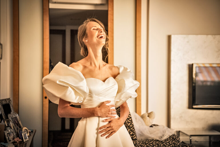 Francesca, lo specchio e il primo respiro: La magia della preparazione della sposa