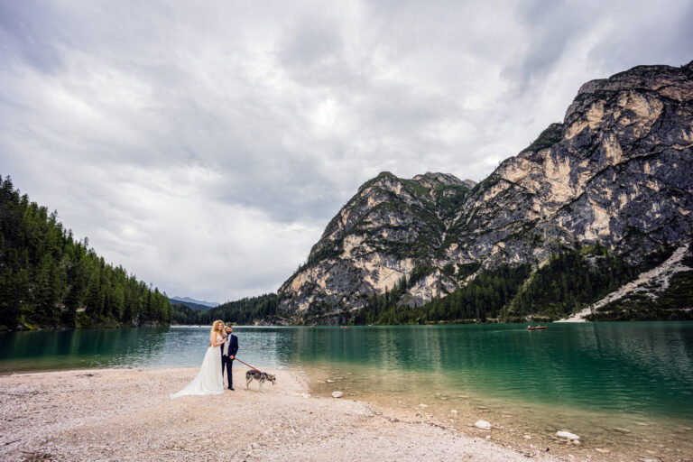 Servizio fotografico post matrimonio in montagna: la storia di Fulvia, Paolo e il loro husky Maya al Lago di Braies