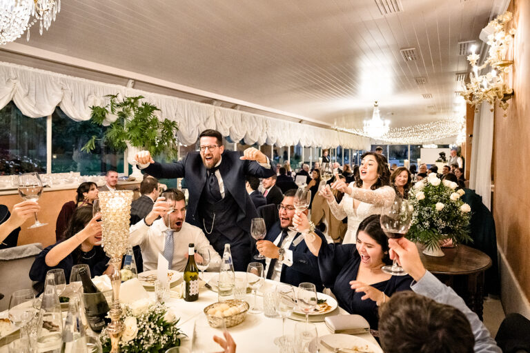 Perché “mettersi in posa” rovina le foto del tuo matrimonio (e i tuoi ricordi)