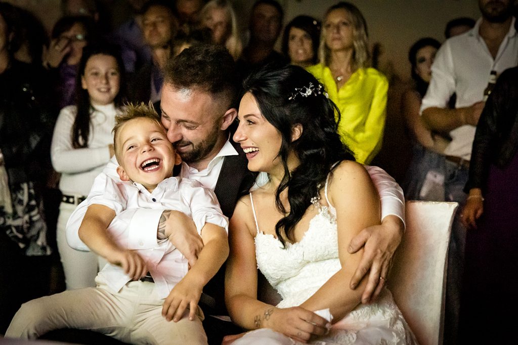 Greta e Vittorio con la loro bambina durante il matrimonio