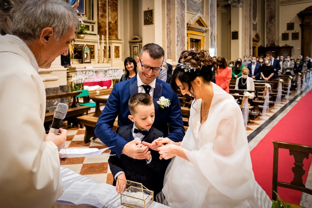 Sposi e bambino durante la cerimonia di matrimonio