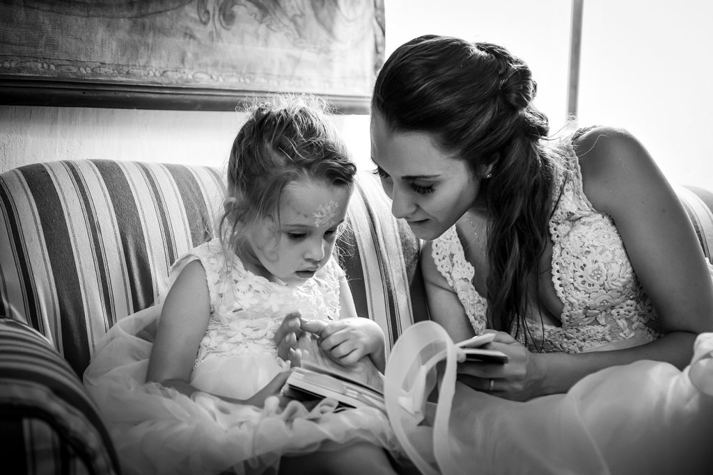 Mamma e figlia sfogliano un libro durante il matrimonio