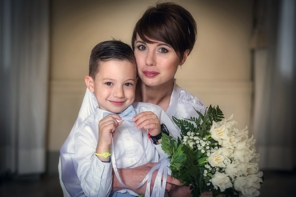 Mamma e figlio durante i preparativi del matrimonio