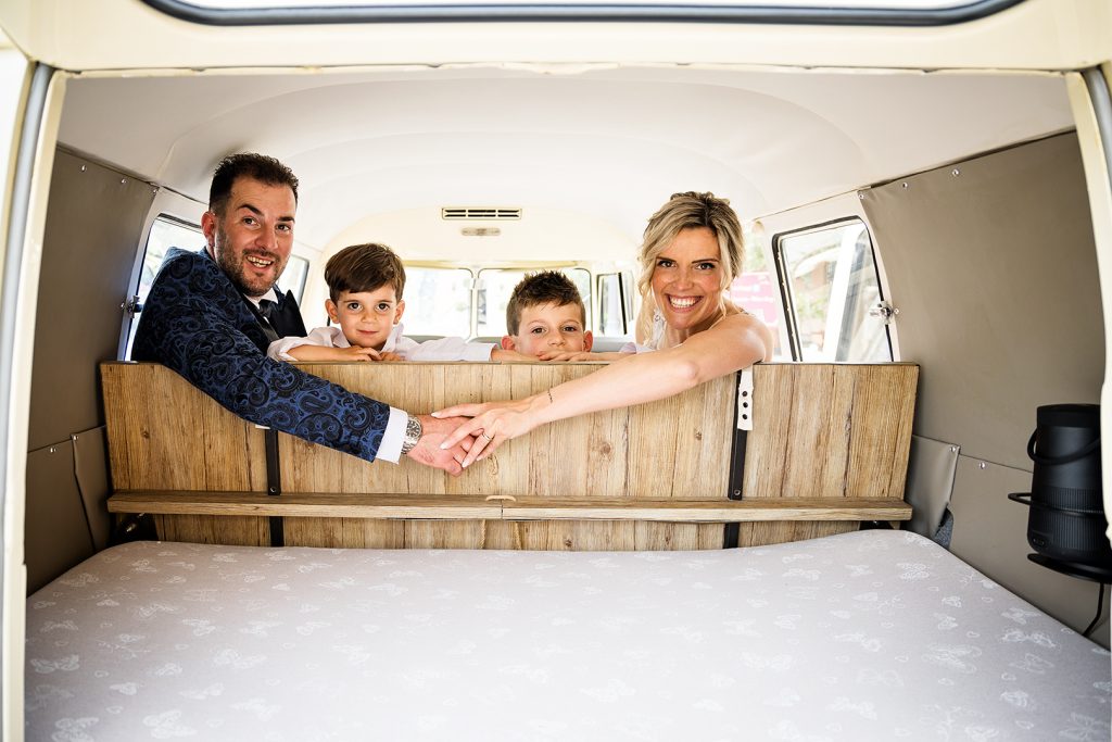 Sposi con i loro due bambini durante il matrimonio