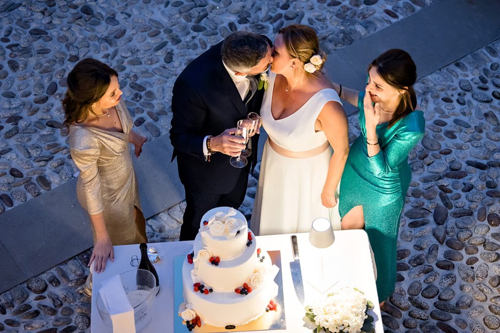 Sposi con le loro due figlie adulte durante il matrimonio
